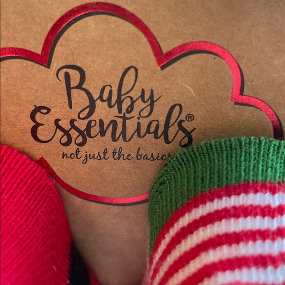 AD SUTTON Festive Red and Green Baby Set 2 pairs socks & 2 bibs - Picture 7 of 9